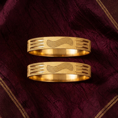 Textured Wave Gold-Tone Bangle Set with Protective Box for Women
